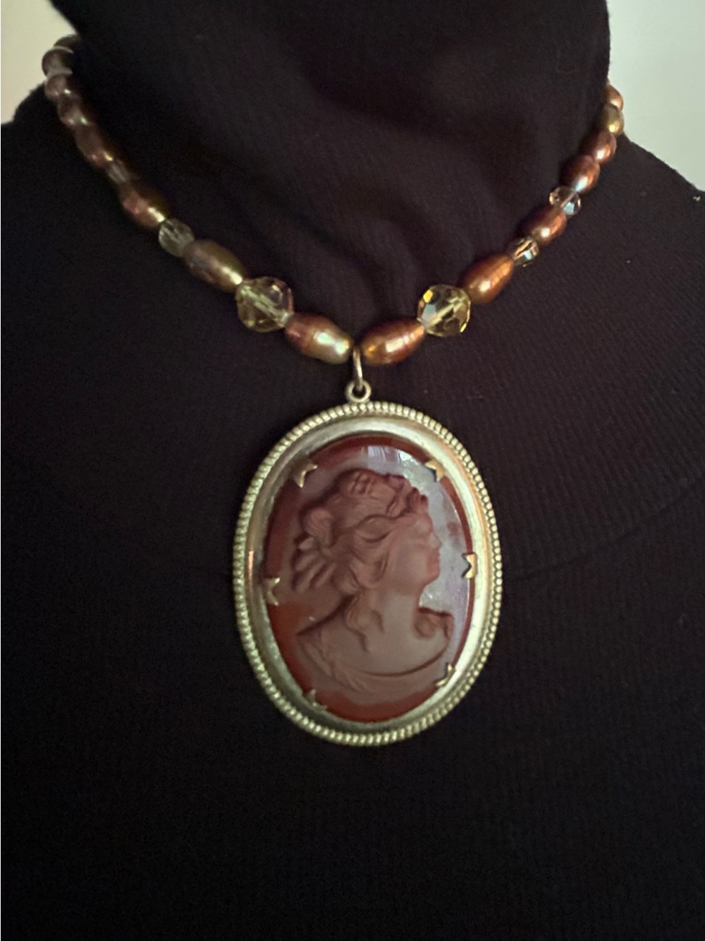 Vintage ‘90’s Cameo on glass bead necklace